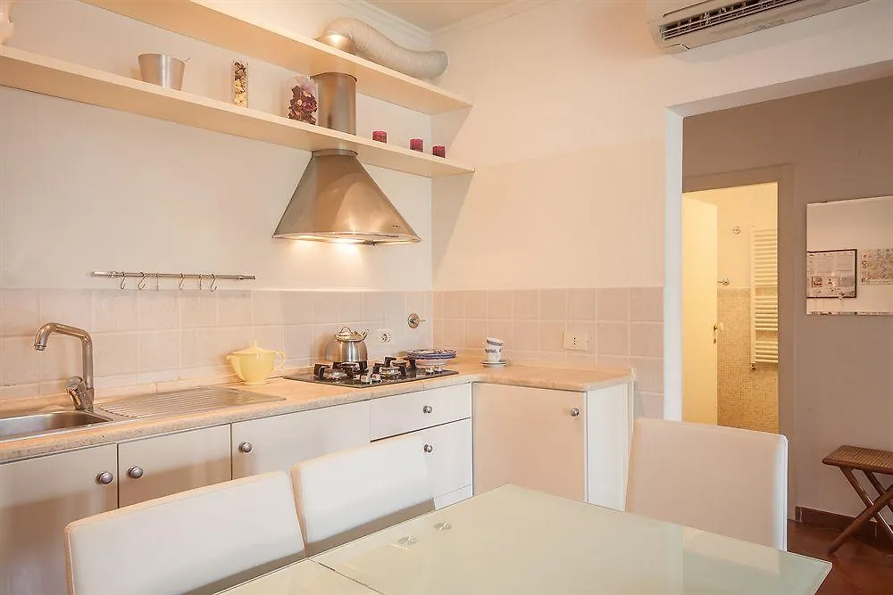 Apartment Il Glicine Campo De Fiori Italy